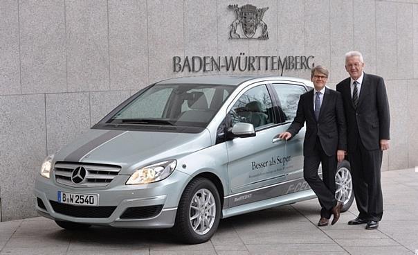 Prof. Dr. Herbert Kohler, Leiter Konzernforschung & Nachhaltigkeit, Umweltbevollmächtigter der Daimler AG (links), und der baden-württembergische Ministerpräsident Winfried Kretschmann. Foto: Auto-Medienportal.Net/Daimler